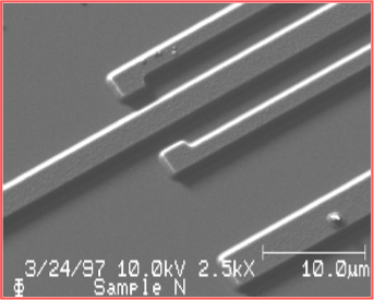 深さ方向分析を行った試料のSEM像（Sample N、10.0kV 2.5kX 10µm）