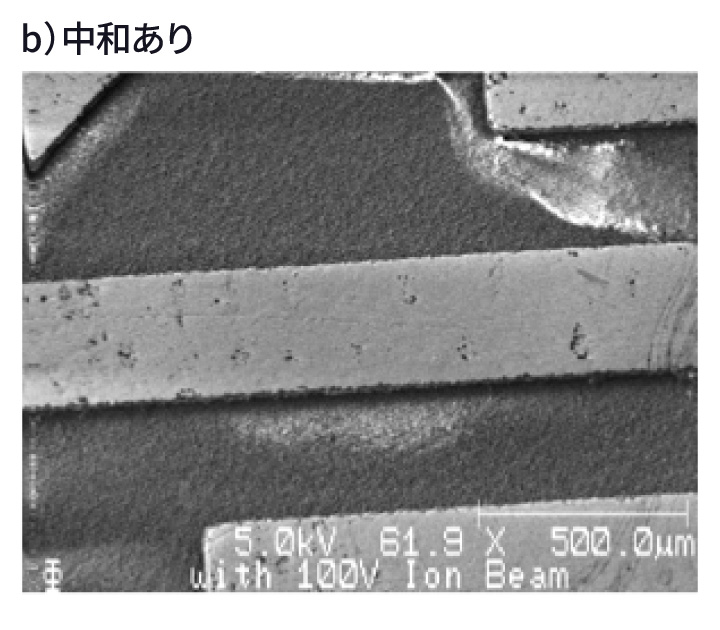 b) アルゴンイオンによる帯電中和ありで取得したSEM像（像が安定している、5.0kV 61.9倍 100V Ion Beam 500µm）