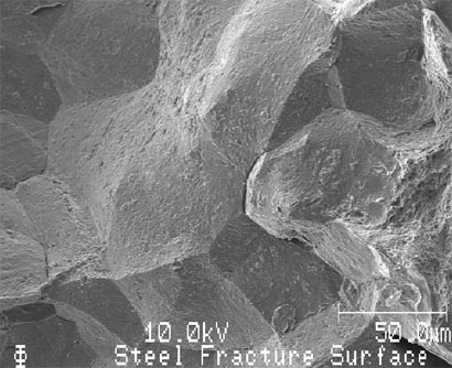Materials Research Surface Analysis（試料破断面の低倍率SEM像）
